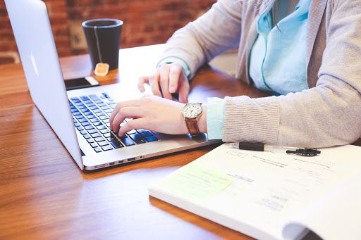 Sales professional using the summary close technique
