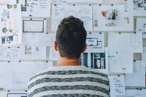 Using visual aids to close a sale